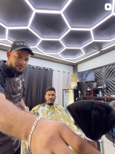 Reel dentro de la barbería